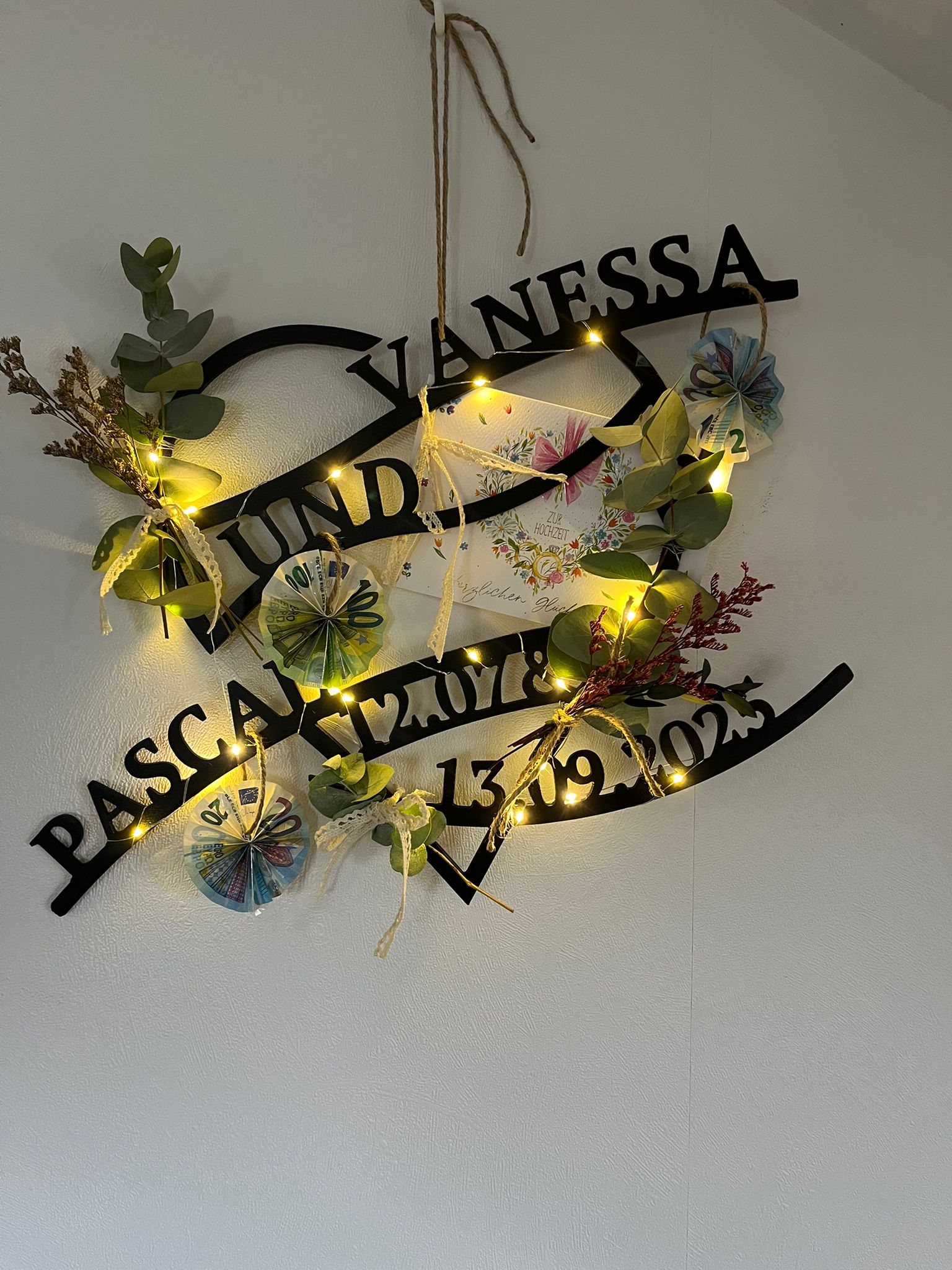 Hochzeitsgeschenk leuchtet auf